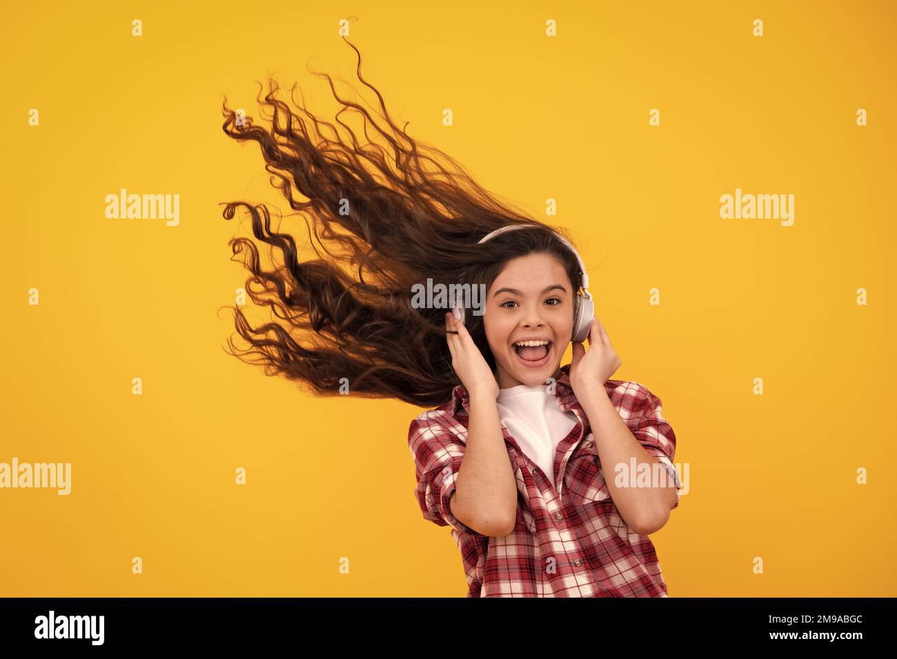 Niño adolescente emocionado escuchando música con auriculares. Niña  escuchando canciones a través de auriculares inalámbricos. Accesorio de  auriculares. Chica adolescente con estilo Fotografía de stock - Alamy