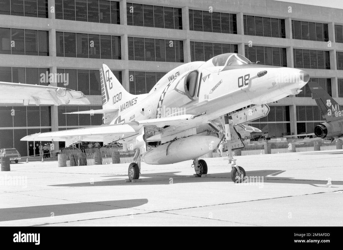 Cuerpo de Infantería de Marina de los Estados Unidos - McDonnell Douglas A-4E 151030 (msn 13200) de VMA-131, con sede en la Base de Reserva Conjunta de la Estación Aérea Naval Willow Grove. Construido como un A4D-5 y re-designado a A-4E en 1962, 151030 fue expuesto fuera del Museo Naval del Aire, Barbers Point, Aeropuerto de Kalaeloa, Hawai, (en préstamo de Foto de stock