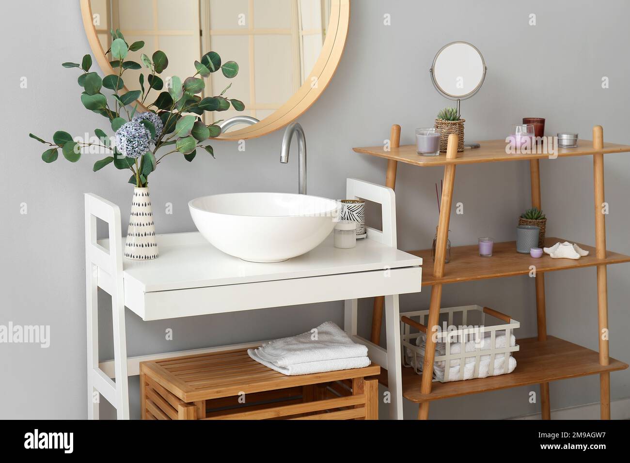 Fregadero, jarrón con flores y eucalipto en la mesa en el baño Fotografía  de stock - Alamy
