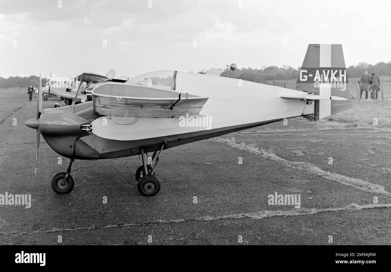 Tipsy Nipper Mk.III G-AVKT (msn 70), prototipo de la Mark III, circa 1965. El 19 de agosto de 1972, el avión participaba en una exposición en la que intentaba cortar serpentinas de papel; éstas se transportaban en forma de rollos de papel higiénico en la cabina y fueron dejadas caer por el piloto. Los primeros rollos fueron arrojados cuando el avión estaba a 800 pies sobre el suelo y estos fueron cortados con éxito. Otro rollo se dejó caer desde solo 200 pies y el piloto intentó dar la vuelta para cortar la serpentina en la altura limitada que quedaba mientras se desplegaba. Con el poder encendido, la nariz de la aeronave se vio subir A. Foto de stock