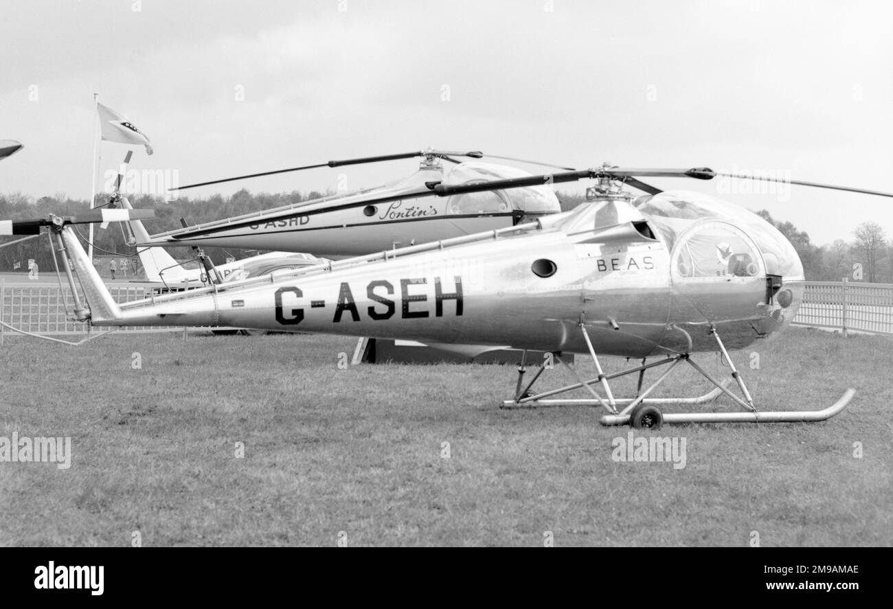 Brantly B-2B G-ASEH (msn 303), de British Executive Air Services Limited (B.E.A.S.), con G-ASHD, propiedad de Pontins Holiday Camps. Foto de stock