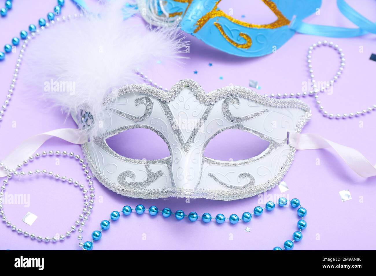 Fiesta de Carnaval. Máscara de colores, serpentinas y confeti sobre fondo  de color rosa brillante, banner Fotografía de stock - Alamy