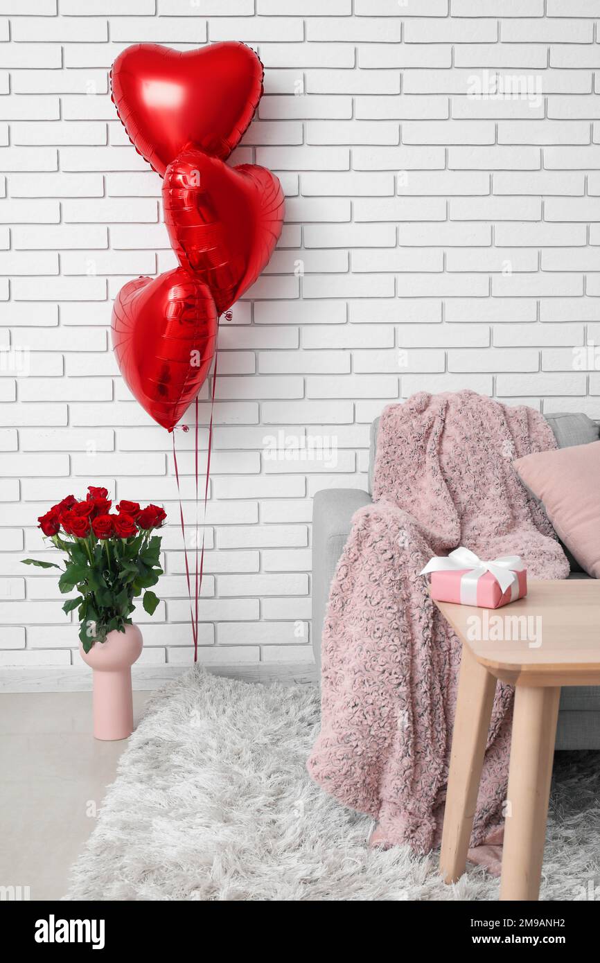 Elegante habitación con chimenea y decoración para el día de San Valentín.  Diseño de interiores Fotografía de stock - Alamy