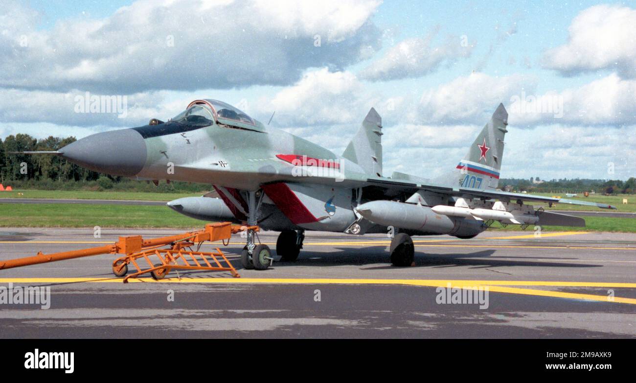 Mikoyan MiG 29S '407 Blue' (msn 2960507682), en el Salón Aeronáutico Internacional SBAC Farnborough en septiembre de 1992. Foto de stock