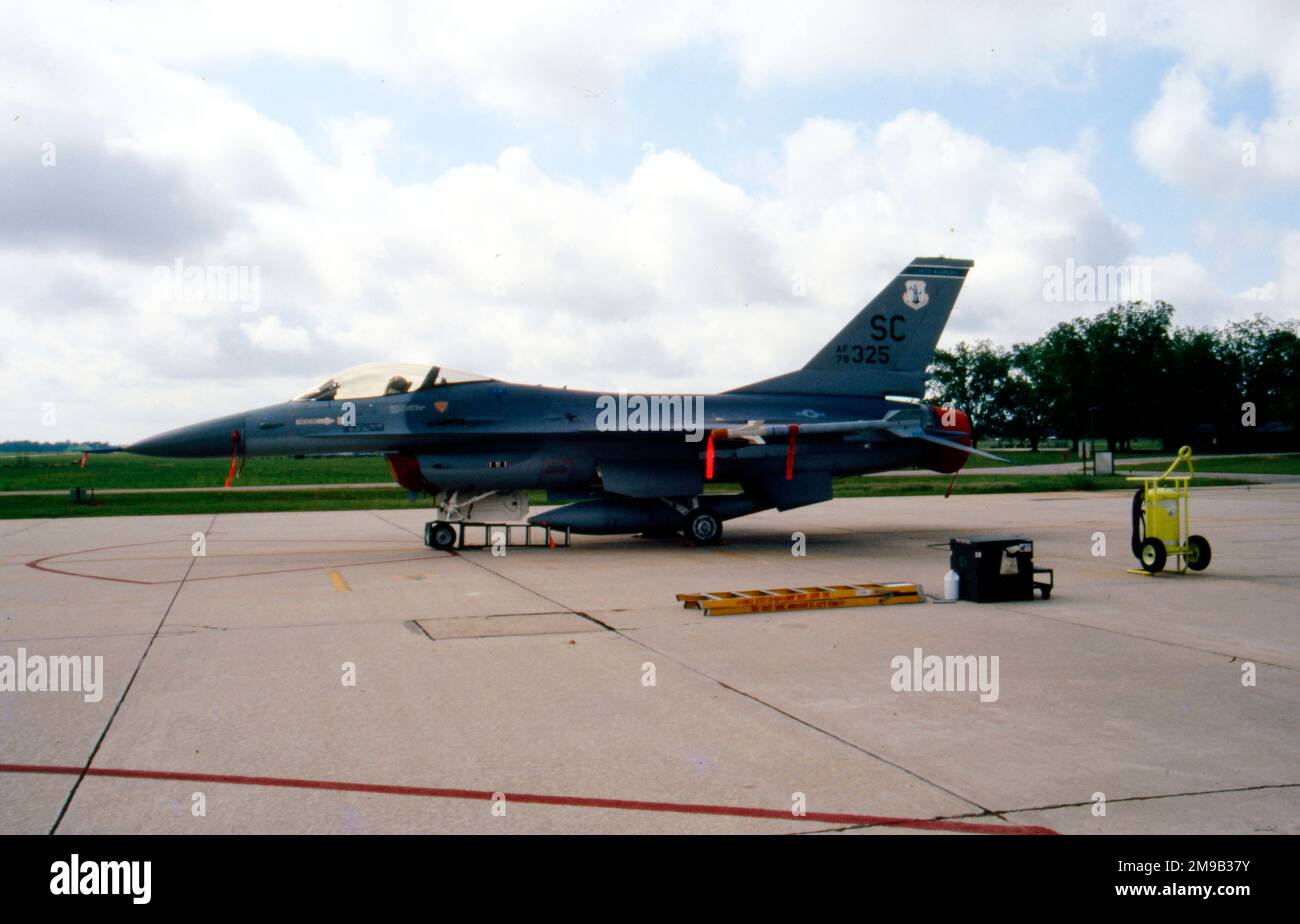 Fuerza Aérea de los Estados Unidos - General Dynamics F-16A Bloque 10 Fighting Falcon 79-0325 (msn 61-110), de la Guardia Nacional Aérea de Carolina del Sur, durante un despliegue de 'Coronet Solo' a Testigo de la RAF. (Vendido a las Fuerzas de Defensa de Israel - Fuerza Aérea como 740 en 1990s bajo Peace Marble IV). Foto de stock