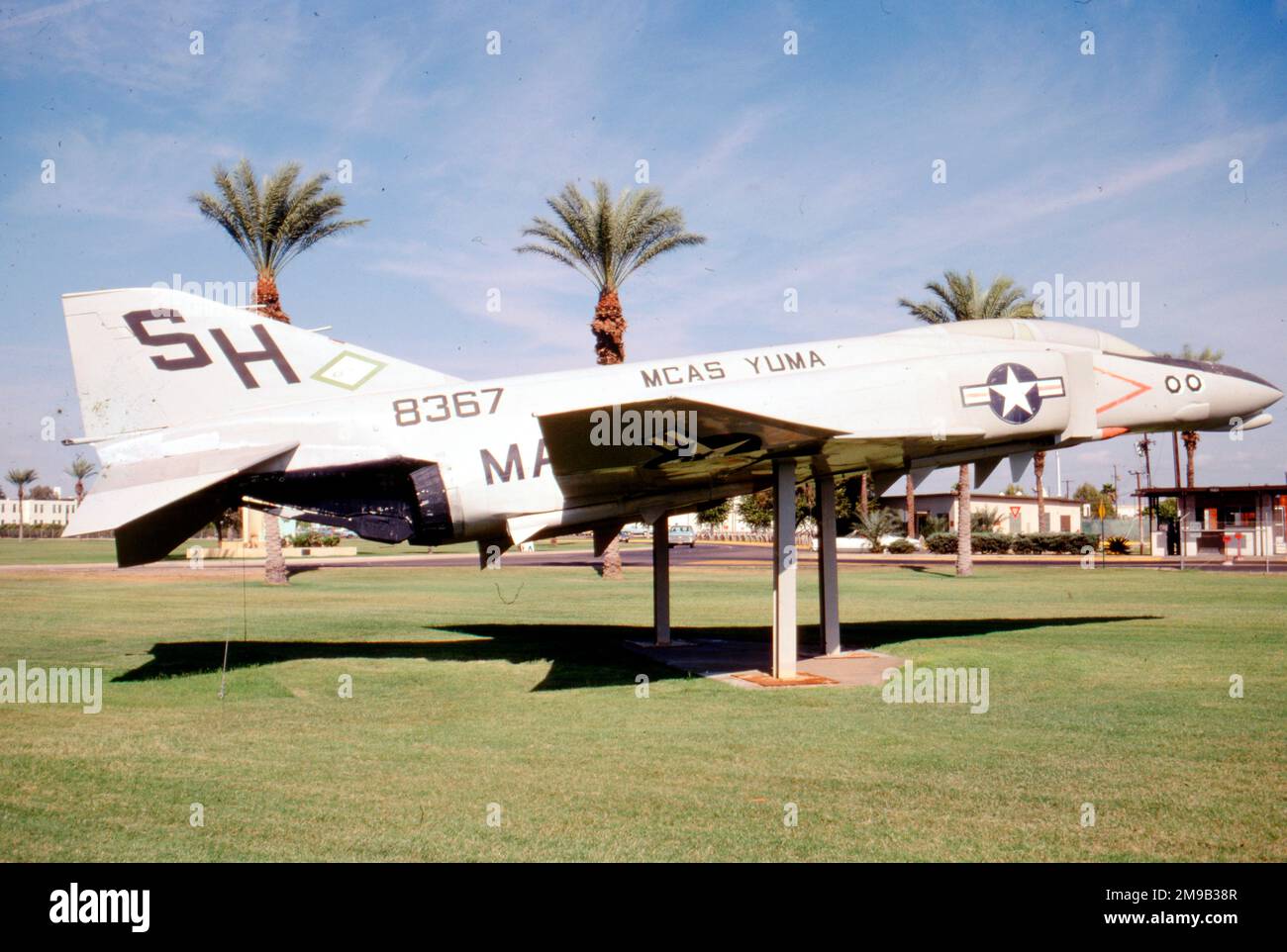 McDonnell F-4J-47-MC Phantom 158367 (msn 4153), después de ser cancelado el 19 de abril de 1972, este avión fue montado en un poste como guardián de la puerta de la Estación Aérea del Cuerpo de Marines Yuma, en Arizona. Foto de stock
