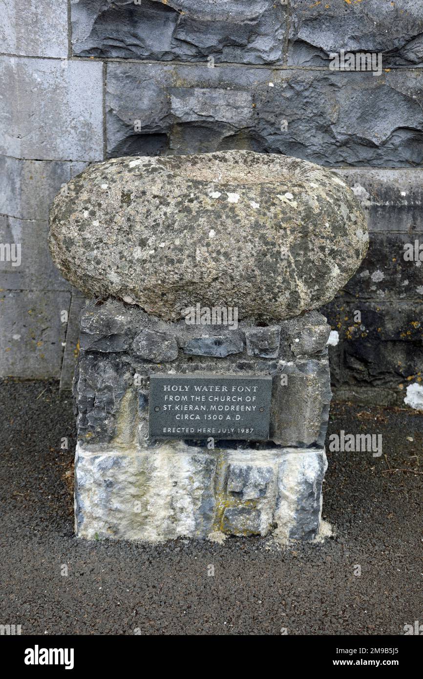 Fuente de agua bendita se trasladó de Modreeny a la Iglesia Católica de San Miguel y San Juan en Cloughjordan en el Condado de Tipperary Foto de stock