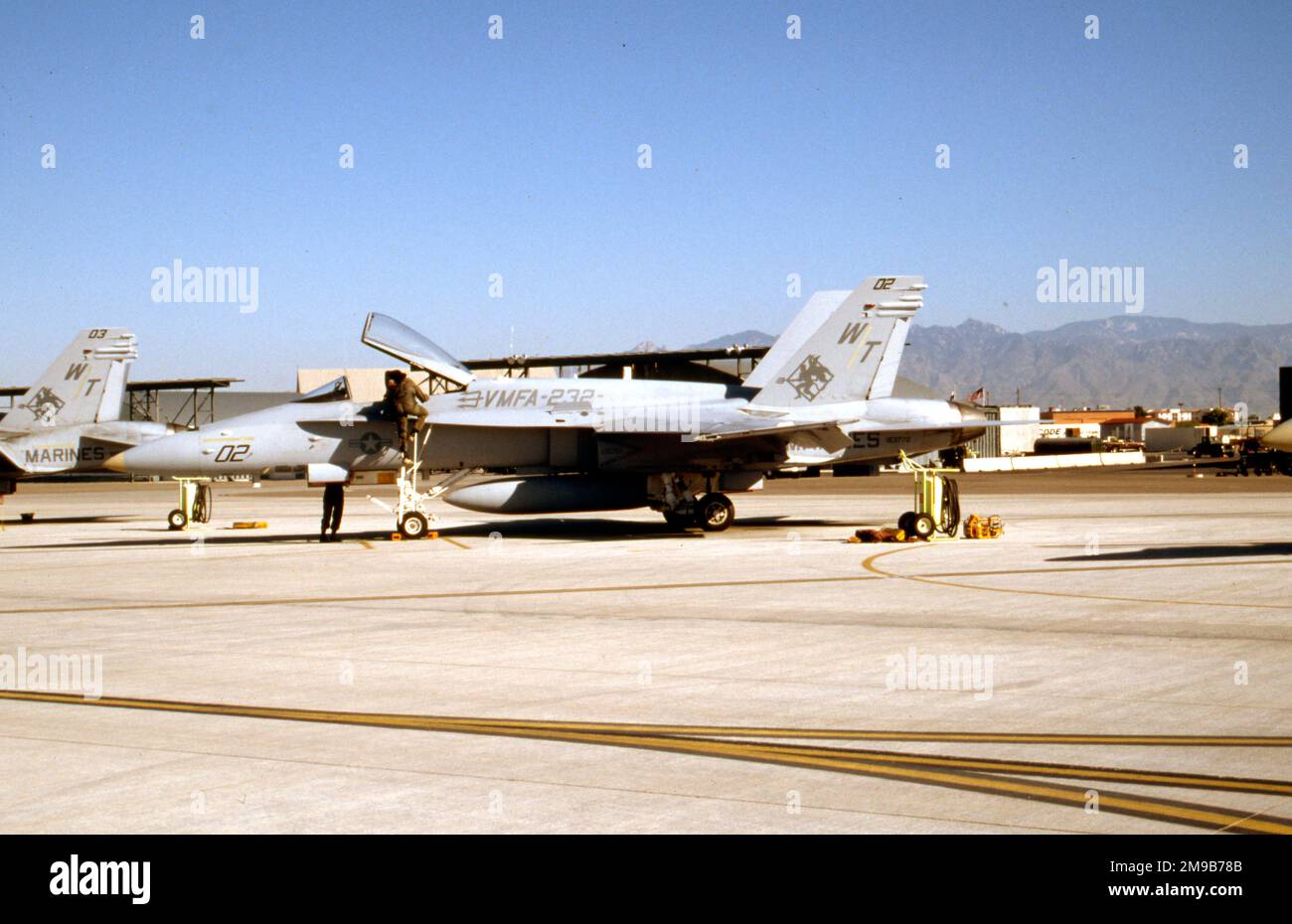 Cuerpo de Infantería de Marina de los Estados Unidos - McDonnell Douglas F/A-18C-28-MC Hornet 163772 (msn 852/C128, código base 'WT', señal de llamada '02'), de VMFA-232. Foto de stock