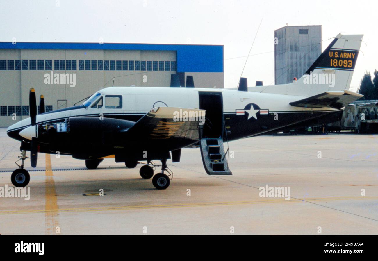 Ejército de los Estados Unidos - Beechcraft RU-21B Ute 67-18093 (msn LS-2), el avión de interceptación y control 'CEFiRM Leader'. Asignado a la Compañía 138th de la Agencia de Seguridad del Ejército (Aviación). Foto de stock