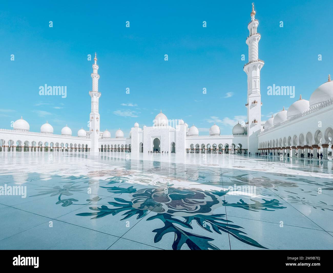 Gran mezquita de Abu Dhabi Sheik Zayed ubicada en la capital de los Emiratos Árabes Unidos | Hermosa arquitectura islámica | Atracción turística | Rama Foto de stock