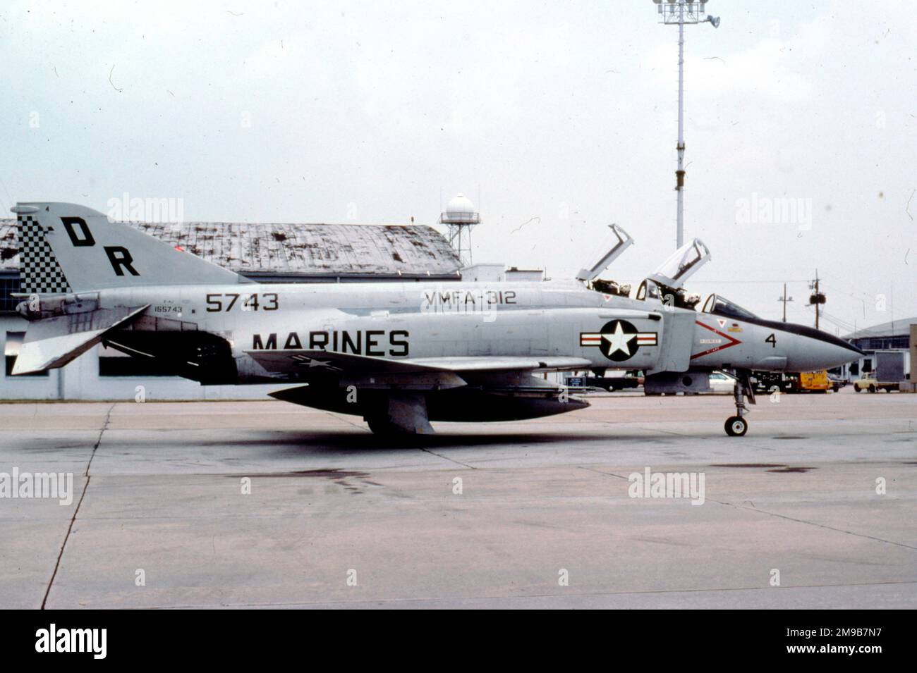 Cuerpo de Infantería de Marina de los Estados Unidos - McDonnell F-4J-34-MC Phantom 155743 (MSN 2929, código base 'DR', señal de llamada '4') de VMFA-312. Foto de stock