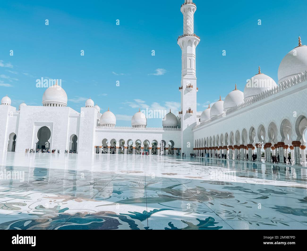 Gran mezquita de Abu Dhabi Sheik Zayed ubicada en la capital de los Emiratos Árabes Unidos | Hermosa arquitectura islámica | Atracción turística | Rama Foto de stock