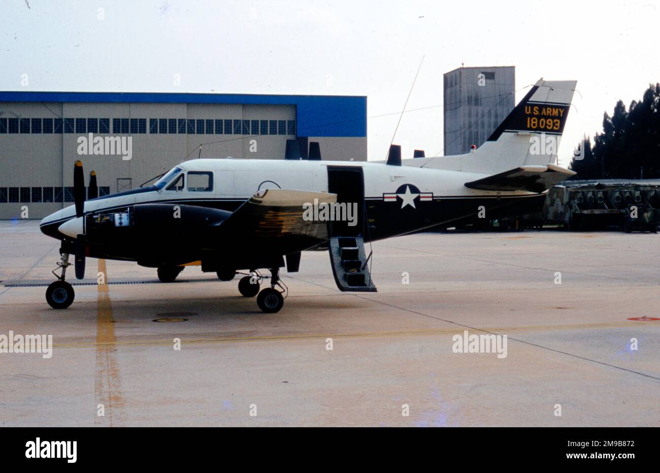 Ejército de los Estados Unidos - Beechcraft RU-21B Ute 67-18093 (msn LS-2), el avión de interceptación y control 'CEFiRM Leader'. Asignado a la Compañía 138th de la Agencia de Seguridad del Ejército (Aviación). Foto de stock