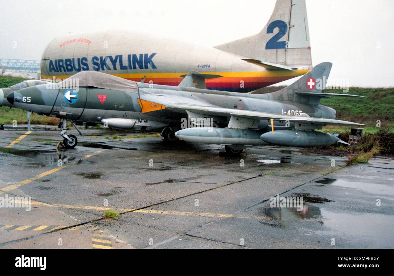 F+W / Hawker Hunter F.58 J-4065 (msn 41h/697432), en el Museo Ailes Anciennes Toulouse, en noviembre de 1998. Foto de stock