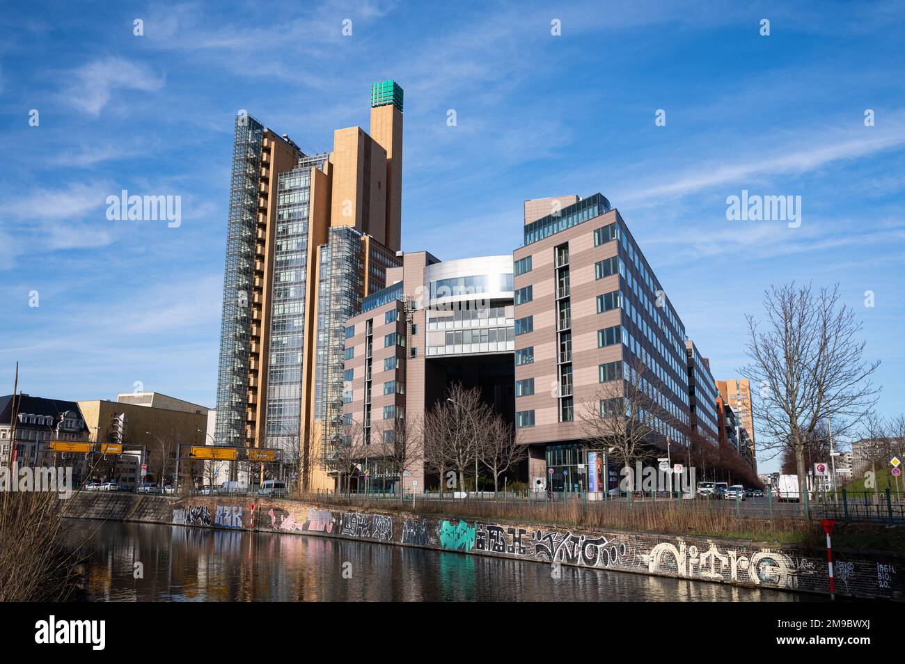 16.01.2023, Berlín, Alemania, Europa - Vista de la torre del atrio de Berlín (anteriormente: debis-Haus), un edificio de oficinas de gran altura cerca de Potsdamer Platz. Foto de stock