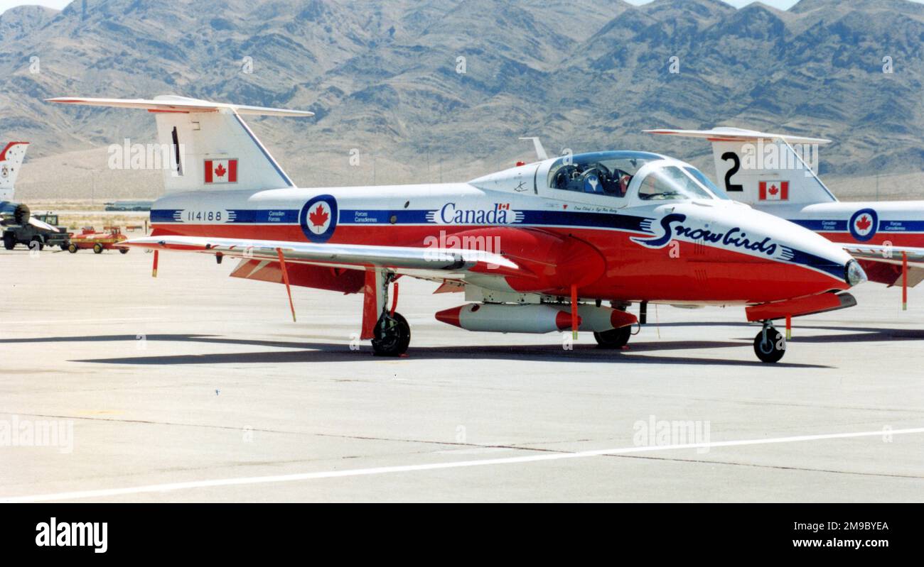 Canadian Armed Forces - Canadair CT-114 Tutor 114188 'Snowbird 1' (msn 1188), del equipo acrobático de Snowbirds. Foto de stock