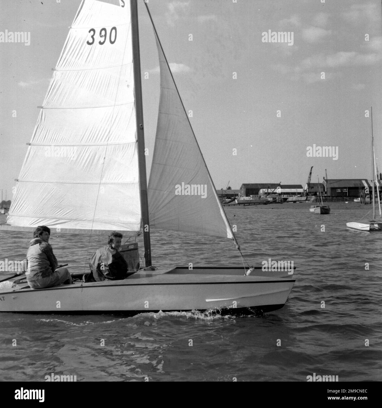Navegando un catamarán, Sno Cat, en Essex Foto de stock
