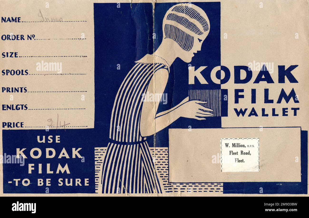 Cartera de impresión fotográfica, publicidad de Kodak Film, y los desarrolladores, W. Million de Fleet Road, Fleet, Hampshire. El diseño art deco muestra a una mujer joven con el pelo bobinado, tomando una foto con una cámara de caja. Foto de stock