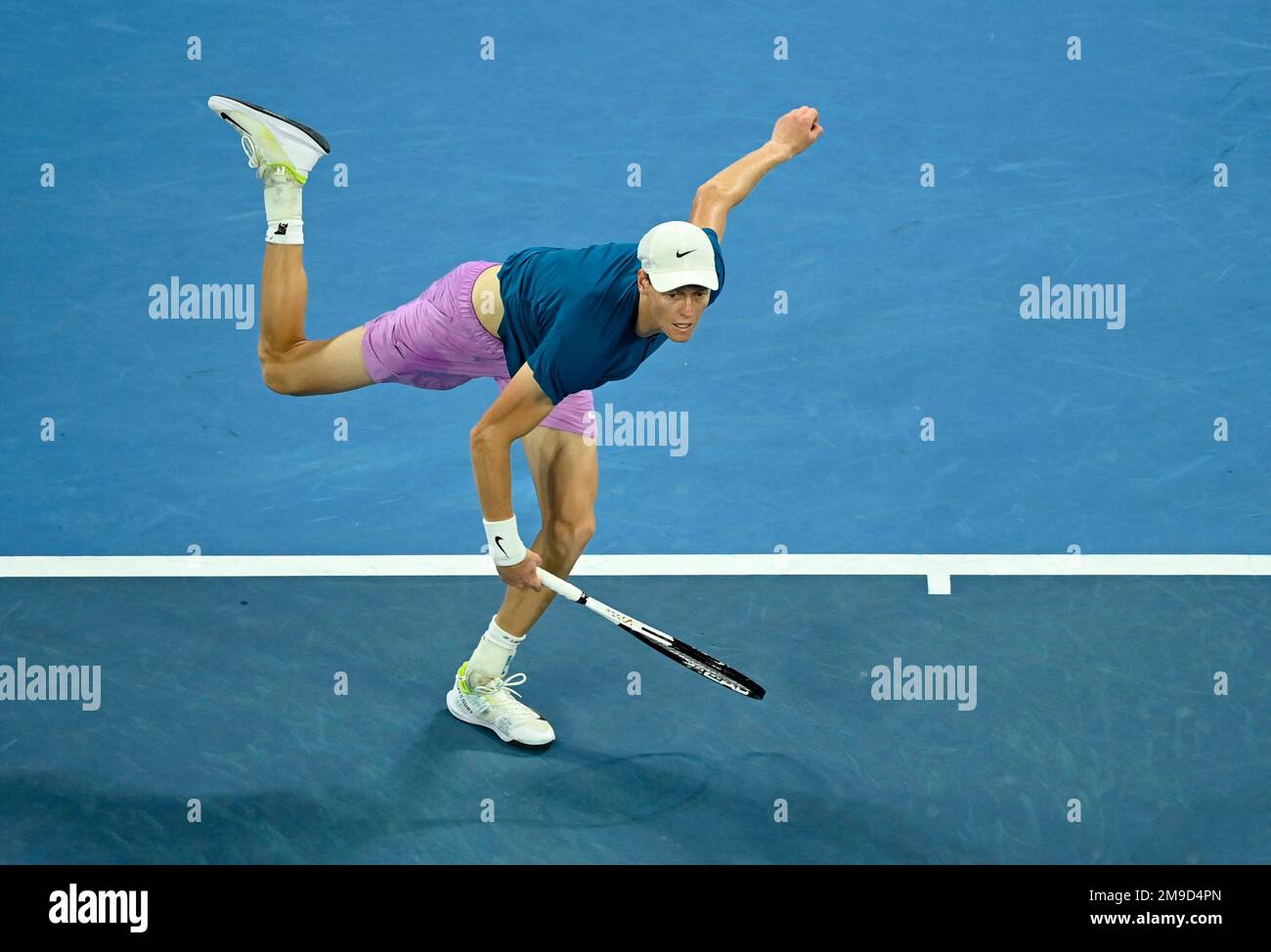 Tenis - Abierto de Australia - Melbourne Park, Melbourne, Australia - 18 de enero de 2023 italiano Jannik Sinner en acción durante su partido de ronda contra el argentino