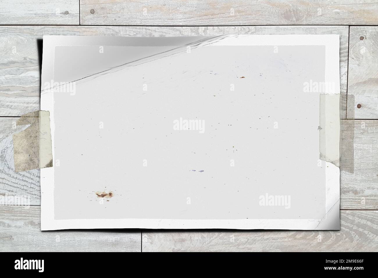 Una imagen polaroid vacía pegado en una hoja de papel Fotografía de stock -  Alamy