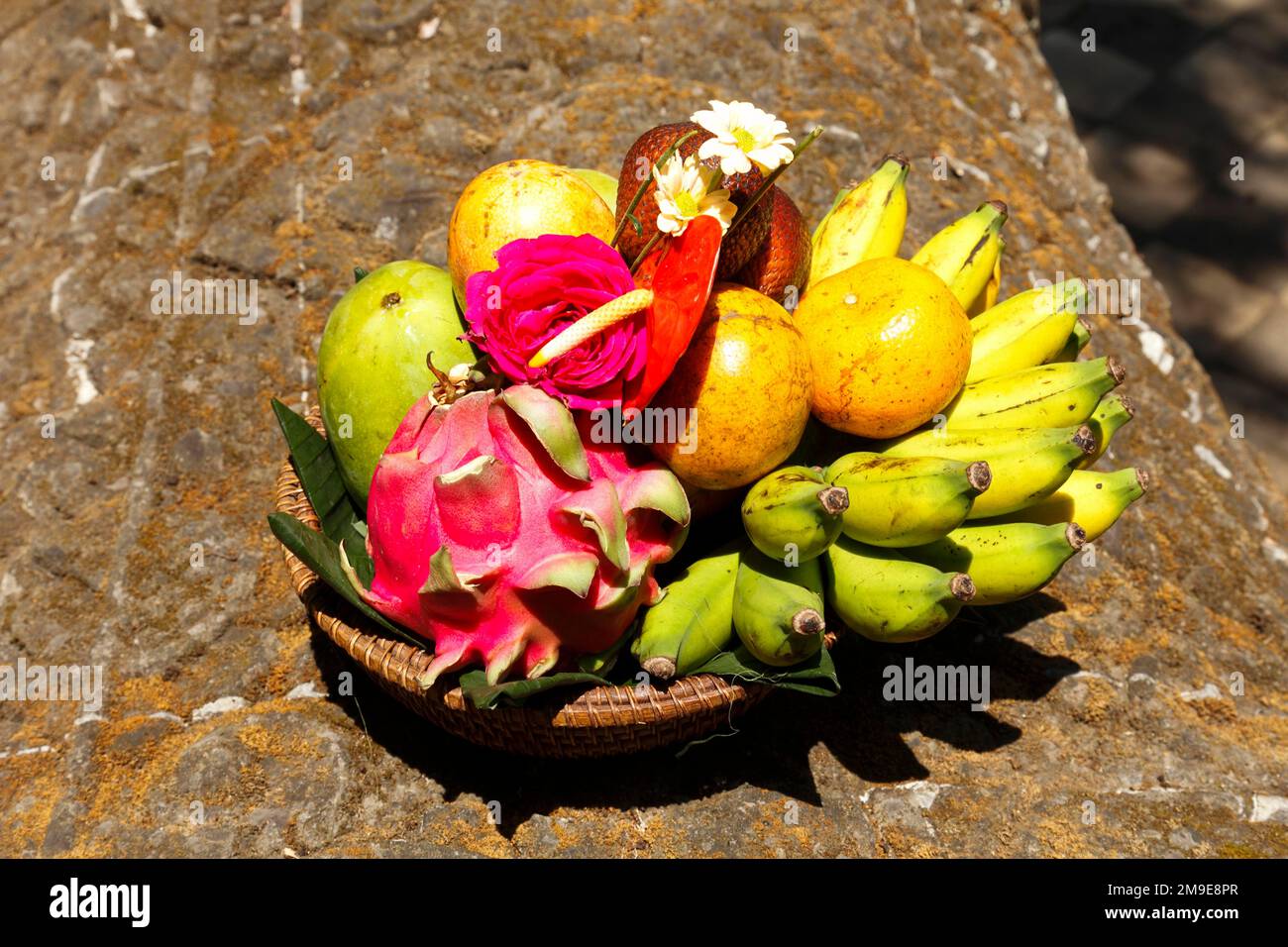 Plato de frutas tropicales, Bali, Indonesia Foto de stock