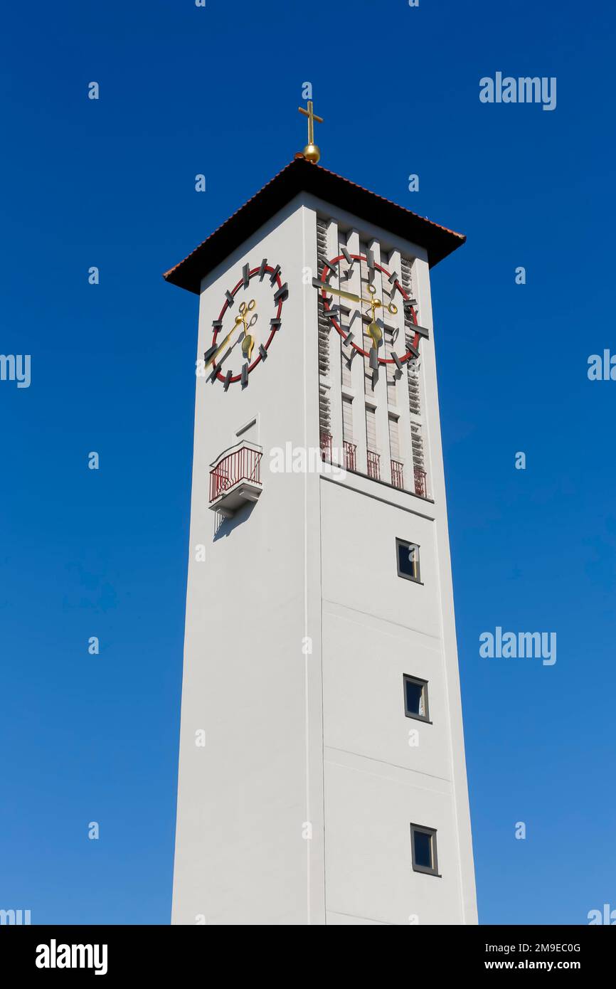 Centro comunitario de Kreuzkirche, iglesia protestante, edificio sagrado, campanario, reloj, Cross, Reutlingen, Baden-Wuerttemberg, Alemania Foto de stock