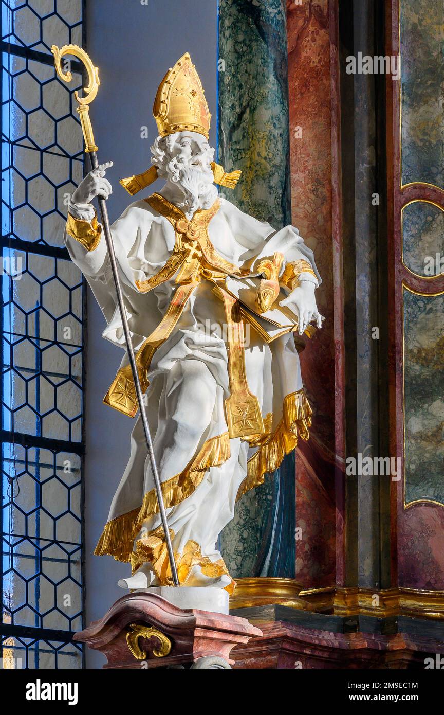 Figura del obispo con mitra y bastón, Iglesia de San. Pedro y Pablo, Bad  Petersthal, Allgaeu, Baviera, Alemania Fotografía de stock - Alamy