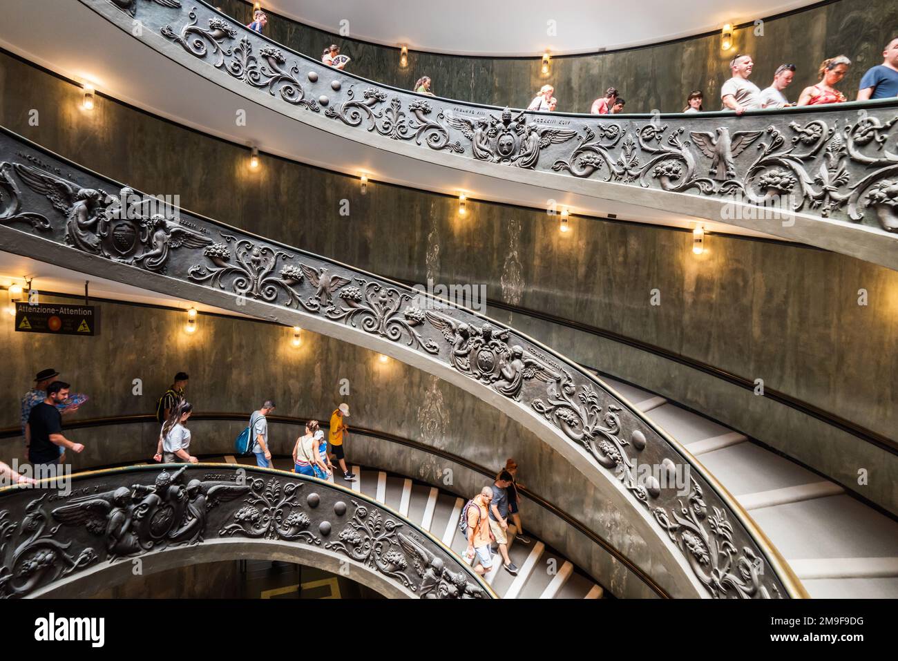 CIUDAD DEL VATICANO, ITALIA - 1 DE JULIO de 2019: Escalera de Bramante en el Museo del Vaticano en la Ciudad del Vaticano. Roma, Italia. La escalera de caracol de doble hélice es el Foto de stock