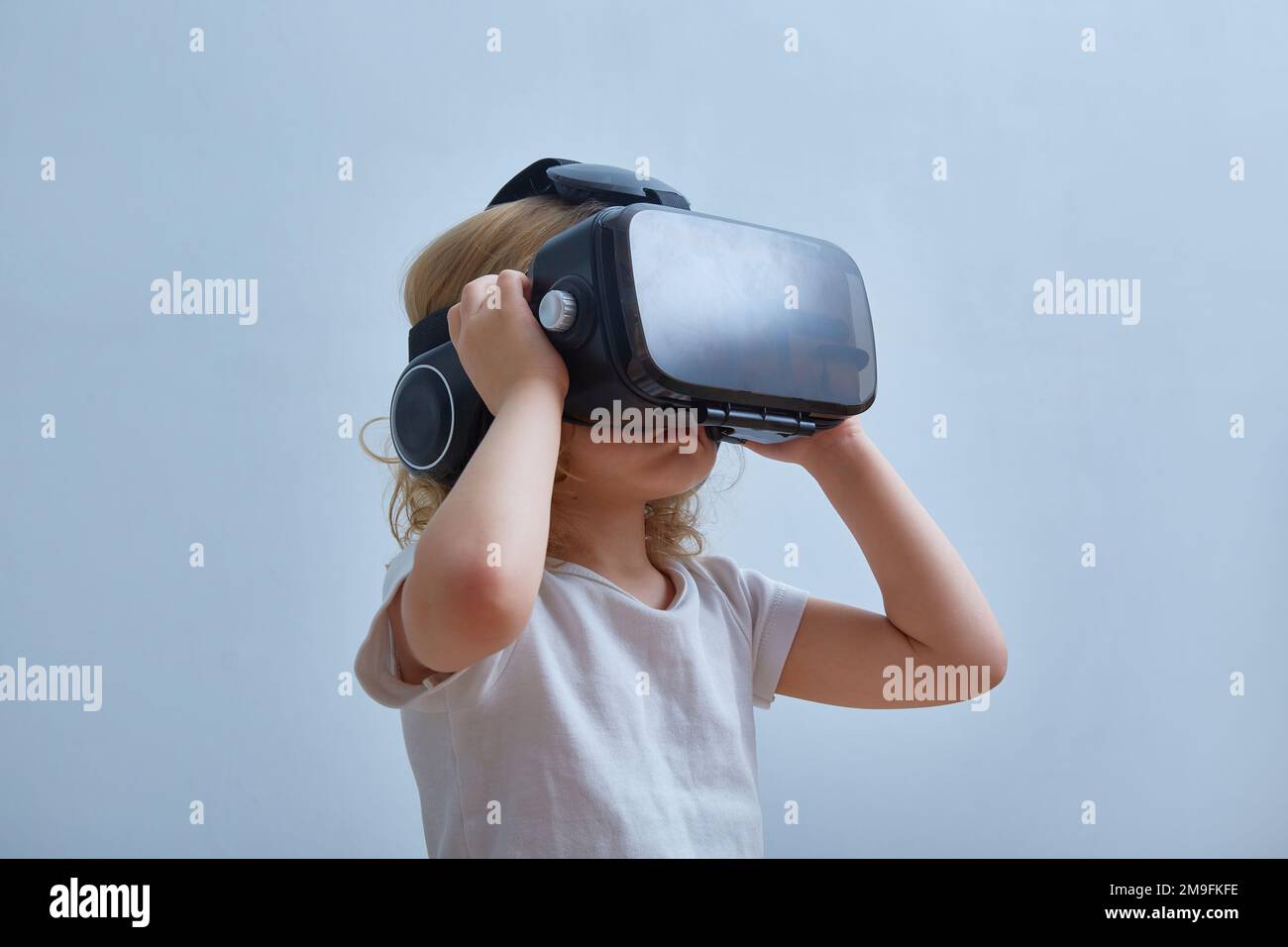 Niño con auriculares de realidad virtual. Tecnología de innovación y concepto de educación. Copiar espacio. Foto de stock