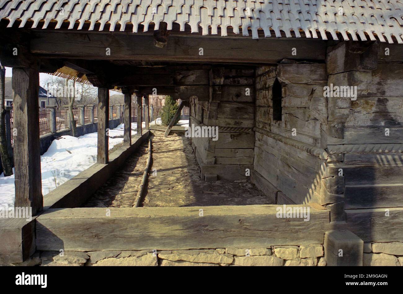 Condado de Salaj, Rumania, aprox. 1999. Vista exterior de la iglesia de madera de Sânpetru Almașului, un monumento histórico de 1795. Foto de stock