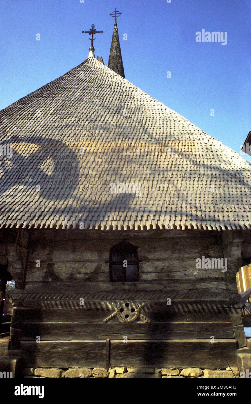 Condado de Salaj, Rumania, aprox. 1999. Vista exterior de la iglesia de madera de Sânpetru Almașului, un monumento histórico de 1795. Foto de stock