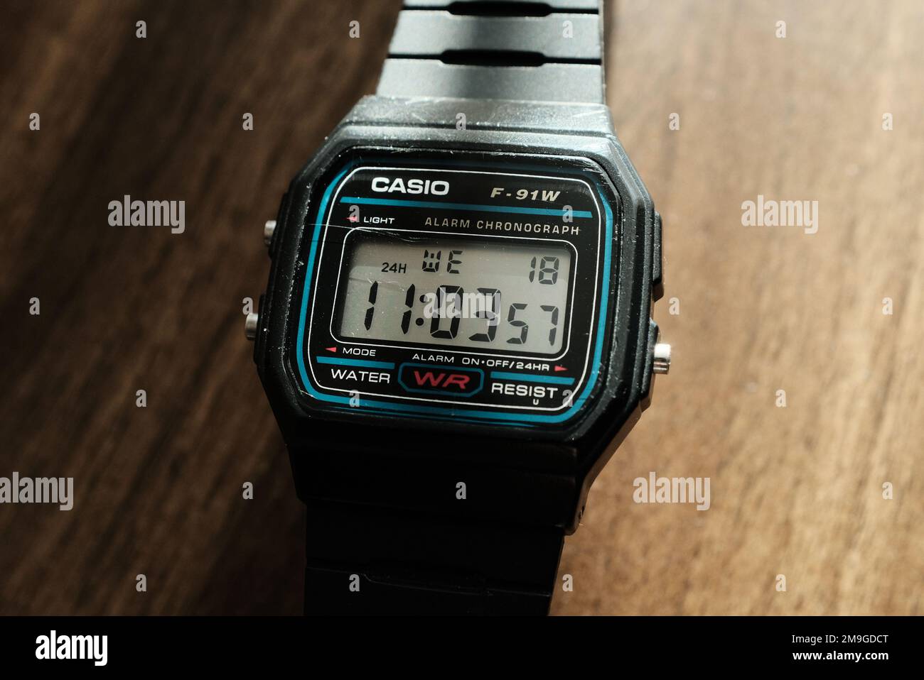 18th DE ENERO de 2023: Un reloj de pulsera digital Casio F-91W Fotografía  de stock - Alamy