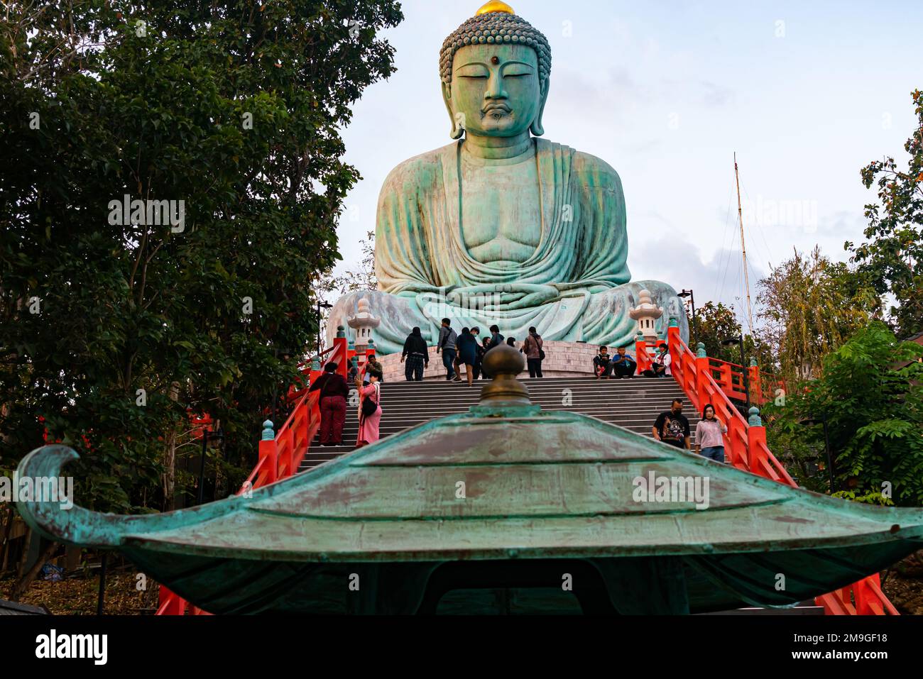 Lampang, Tailandia - 30 de diciembre de 2022: Turista caminando en la escalera frente a la estatua de Buda sentado en Doi Phra Chan en la provincia de Lampang, Thaila Foto de stock