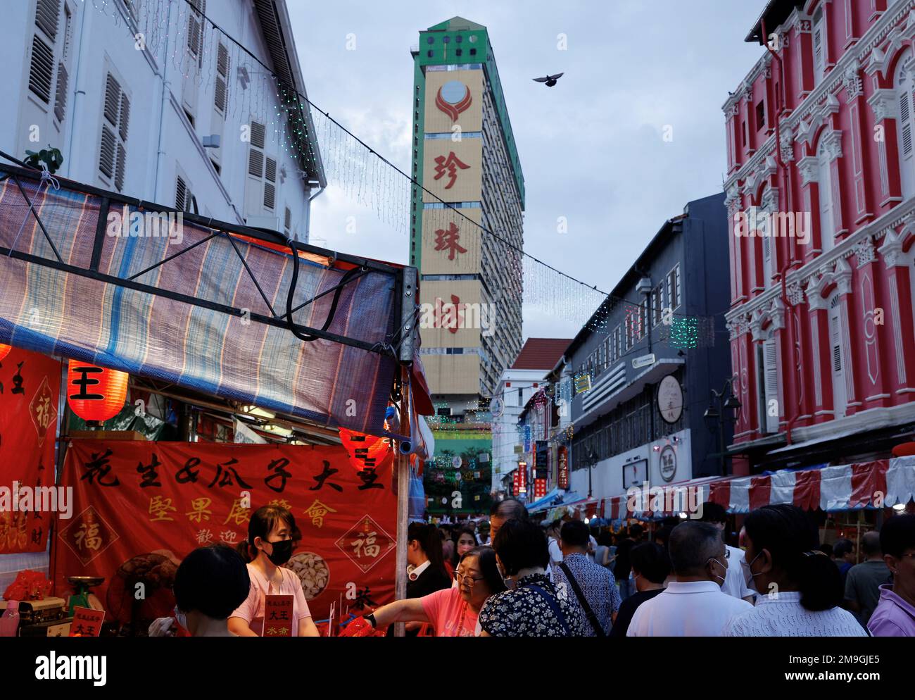La gente compra artículos festivos en Chinatown antes del Año Nuevo Lunar en Singapur el 18 de enero de 2023. REUTERS/Edgar Su Foto de stock