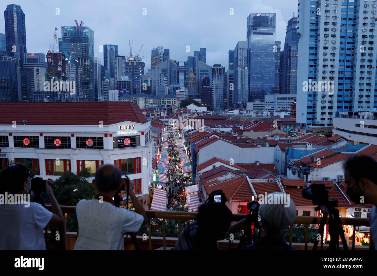 Los entusiastas de la fotografía toman fotos de la multitud de compras en Chinatown antes del Año Nuevo Lunar en Singapur el 18 de enero de 2023. REUTERS/Edgar Su Foto de stock