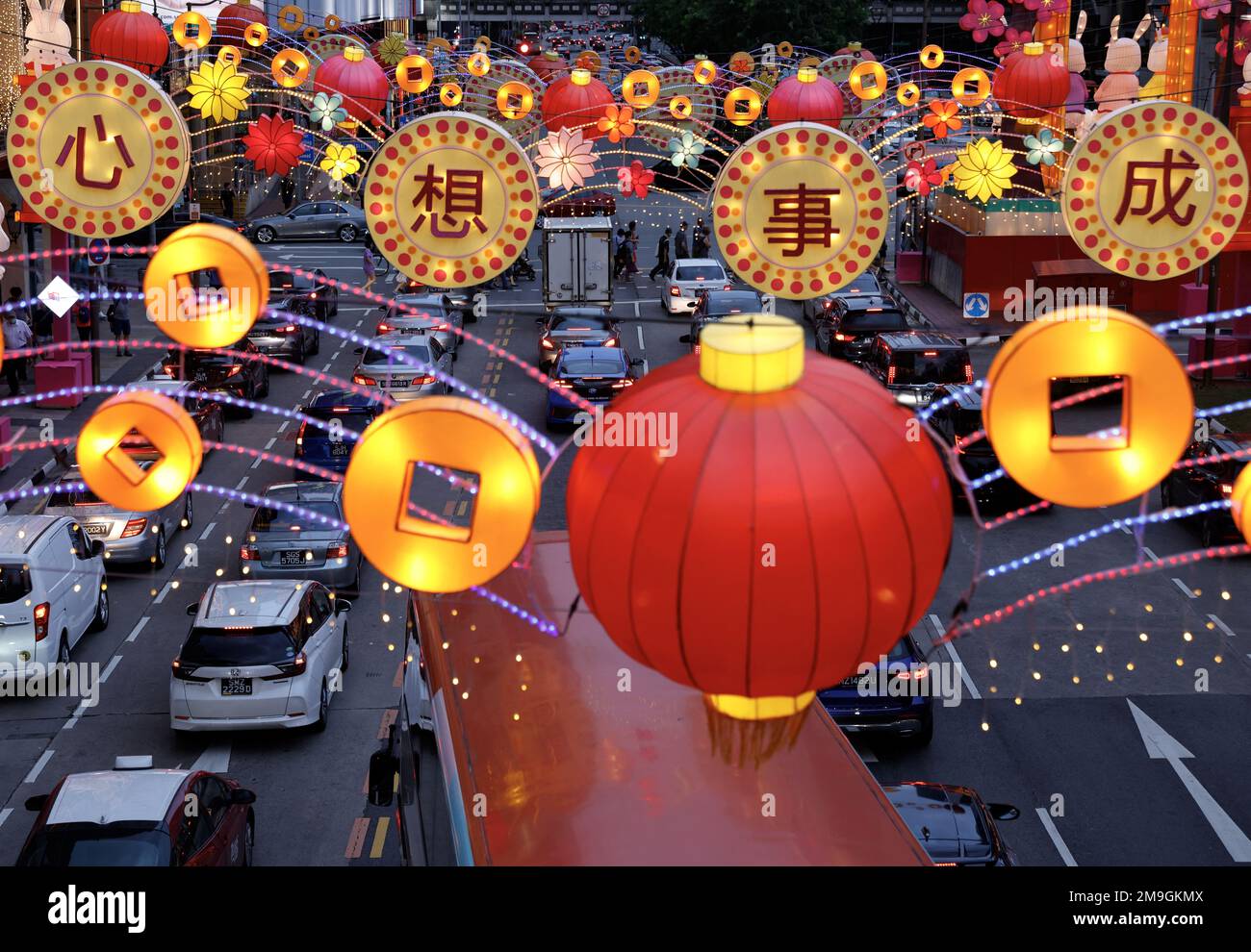 Saludos festivos adornan una calle en Chinatown antes del Año Nuevo Lunar en Singapur 18 de enero de 2023. REUTERS/Edgar Su Foto de stock