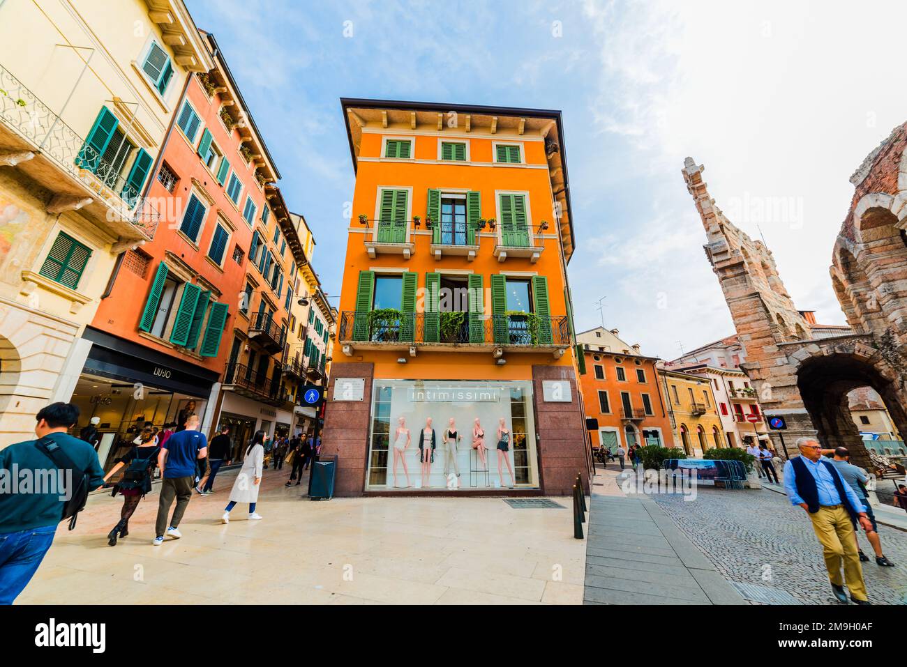 VERONA, ITALIA - 26 DE SEPTIEMBRE de 2019: Via Giuseppe Mazzini (calle Mazzini). Via Mazzini es la famosa calle comercial de Verona. Italia. Foto de stock