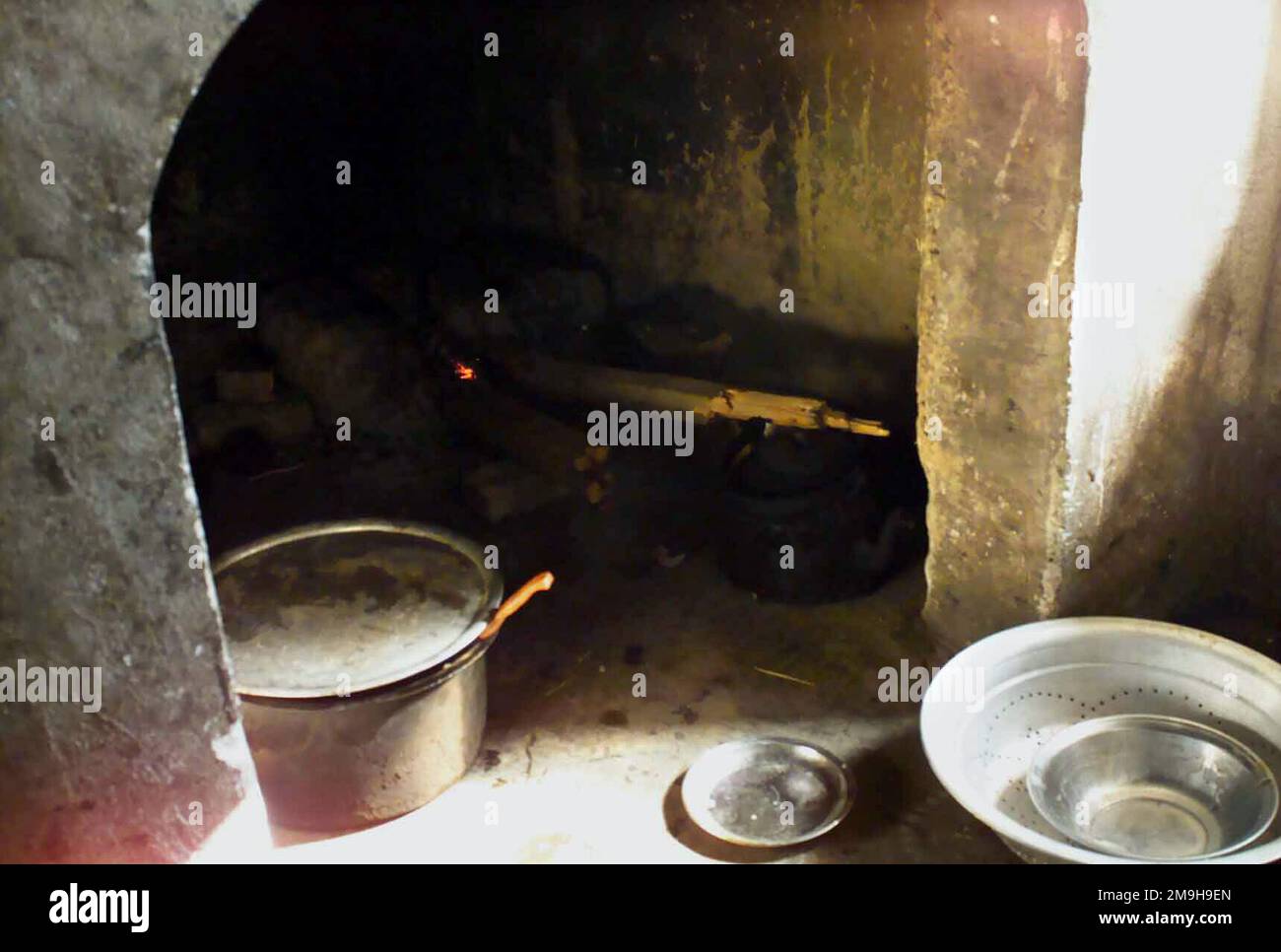 Una vista interior del horno de calor y preparación de alimentos mantenido  por las Fuerzas Antitalibanes (ATF) que manejan un puesto de observación  cerca del Aeropuerto Internacional de Kandahar, Kandahar, Afganistán,  durante