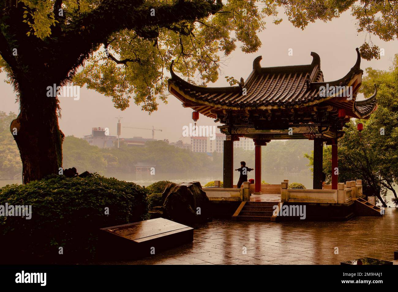 Pabellón chino, río y árboles, Guilin, Región Autónoma de Guangxi Zhuang, China Foto de stock