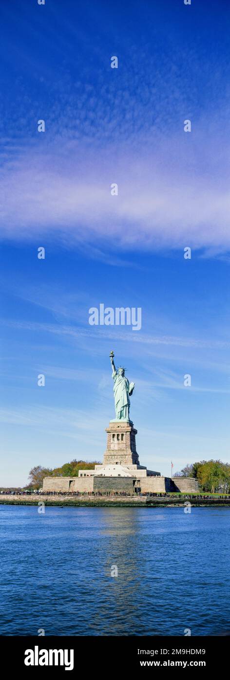 Estatua de la Libertad a través del río, Nueva York, Estados Unidos Foto de stock