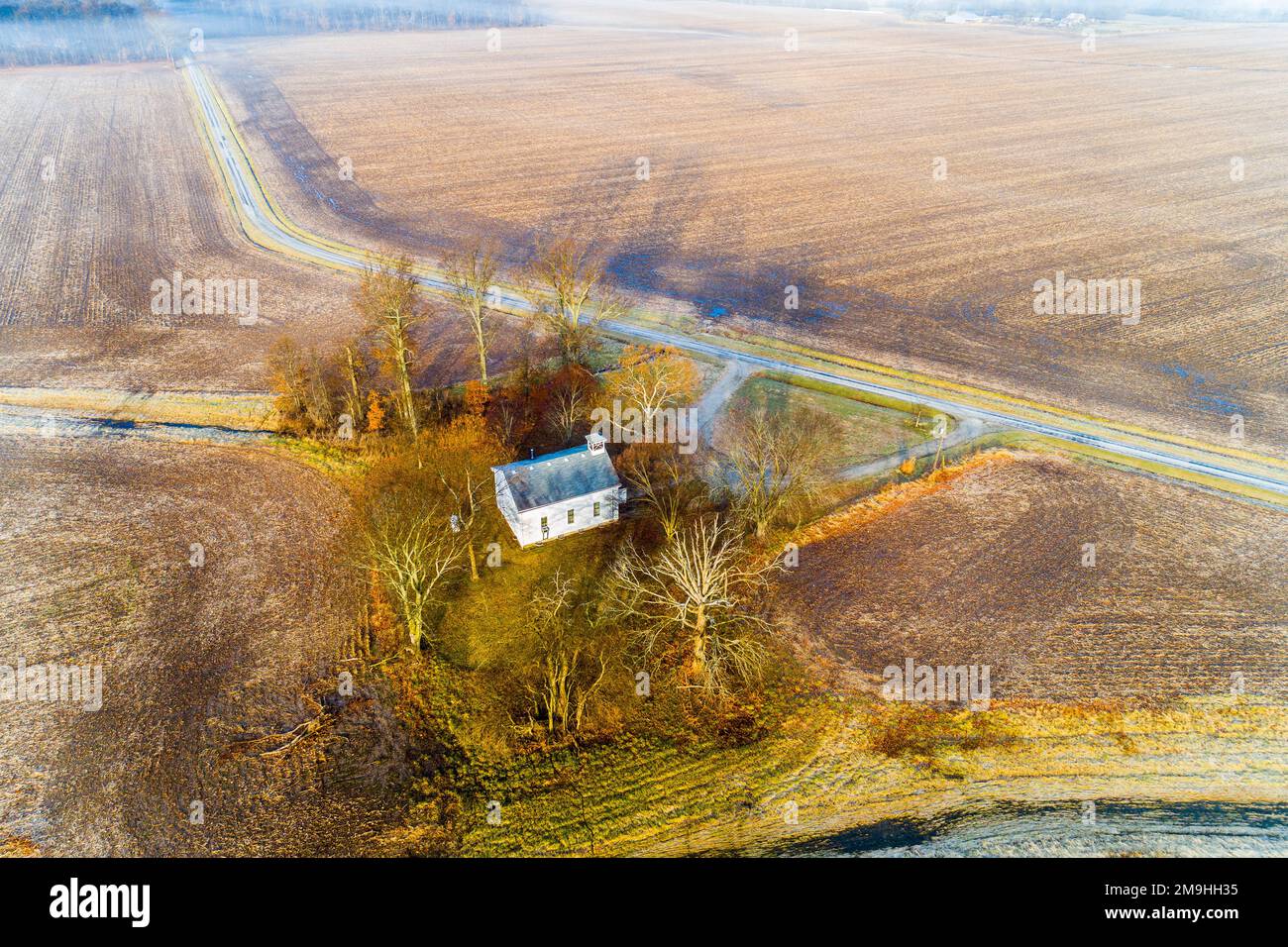 Toma aérea de la Iglesia Metodista de Pleasant Grove al amanecer, Condado de Marion, Illinois, EE.UU Foto de stock