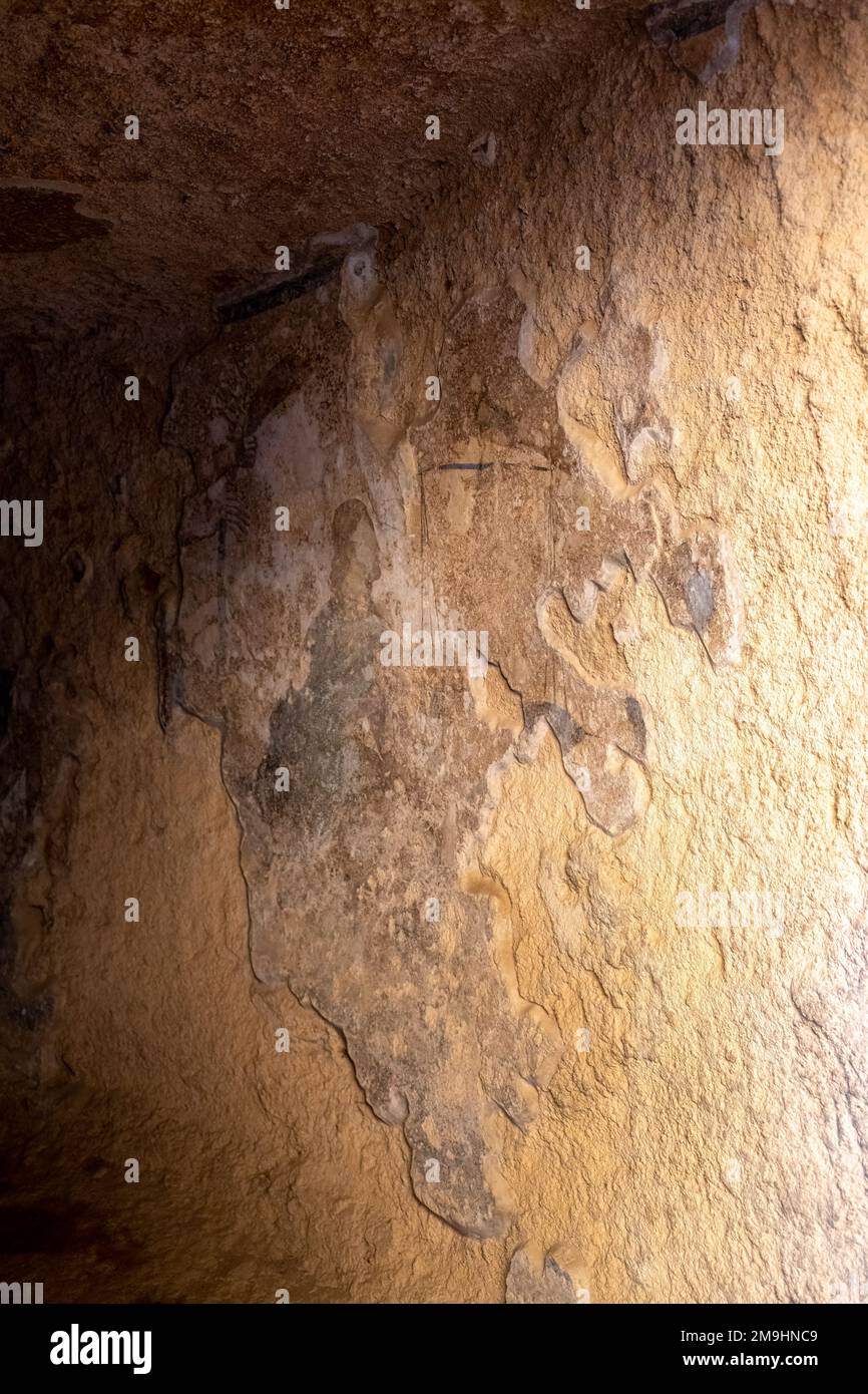 Un fresco que queda en una tumba de la Necrópolis romana de Carmona, España Foto de stock