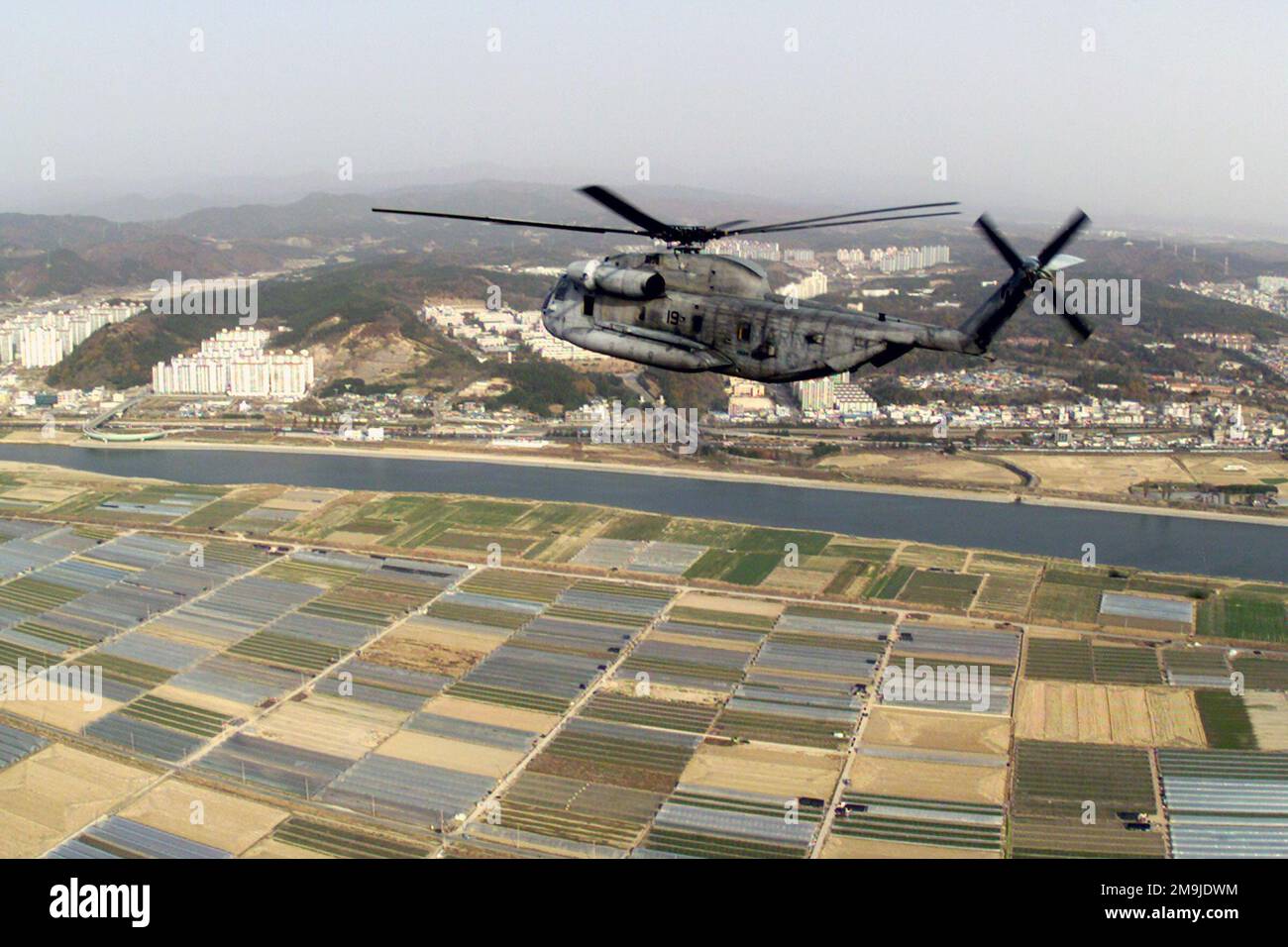 Un helicóptero CH-53D Sea Stallion del Cuerpo de Marines de los Estados Unidos (USMC) del Escuadrón de Helicópteros de Marines Pesados 463 (HMH-463) vuela un vuelo de familiarización sobre el campo cerca de Osan AB, Corea en preparación para el Programa de Entrenamiento Incremental Coreano. Base: Osan País: República de Corea (KOR) Foto de stock