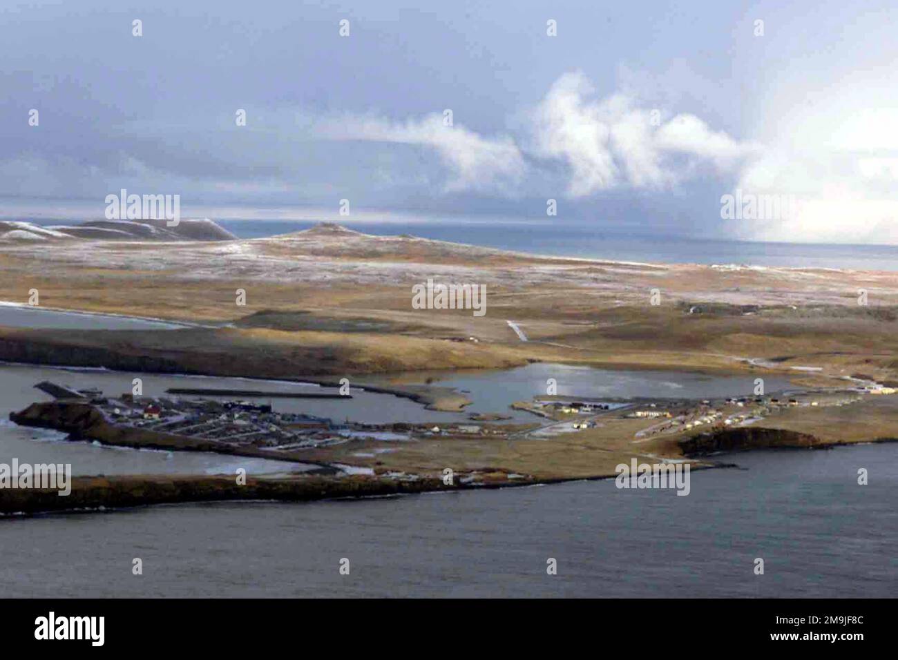Vista aérea de St Isla Paul, Alaska. (Imagen inferior al estándar). Base:  St Paul Island Loran C Station Estado: Alaska (AK) País: Estados Unidos de  América (EE.UU Fotografía de stock - Alamy