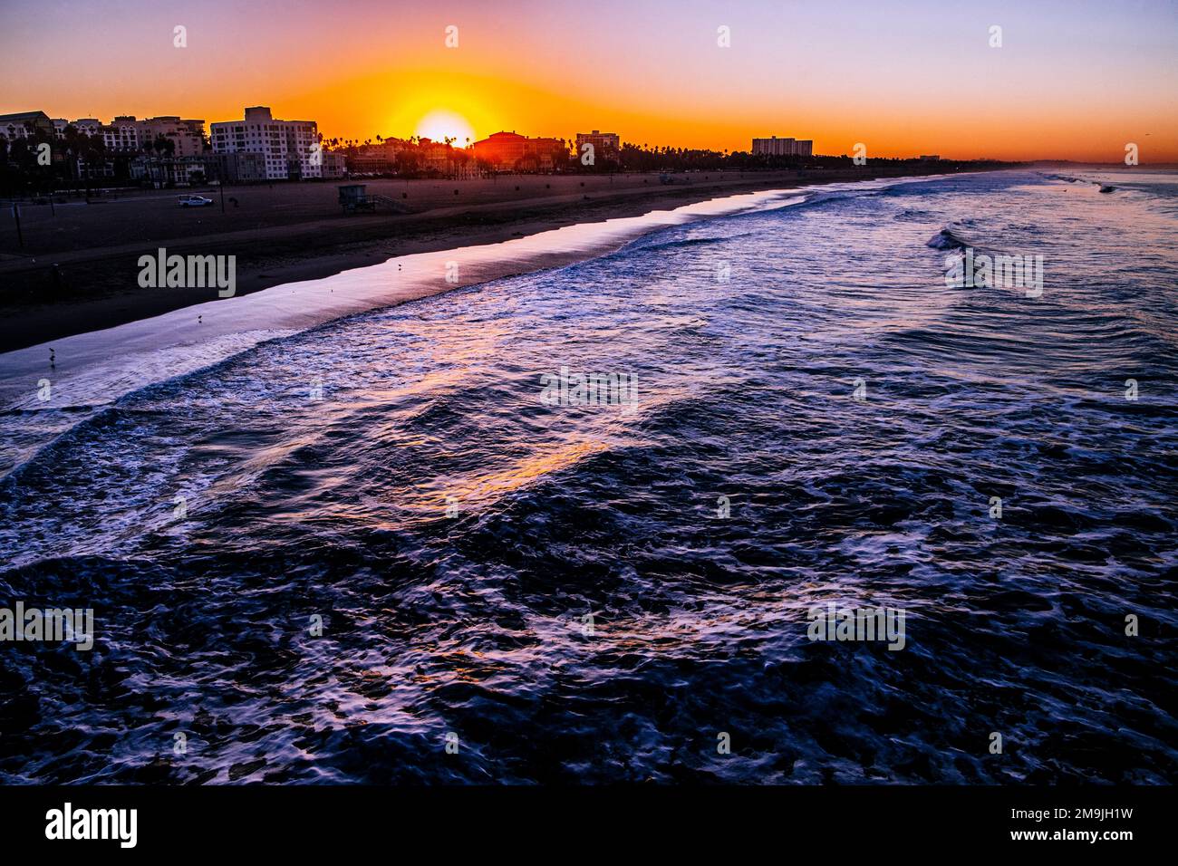 Ciudad y playa al atardecer, Santa Monica Beach, California, Estados Unidos Foto de stock
