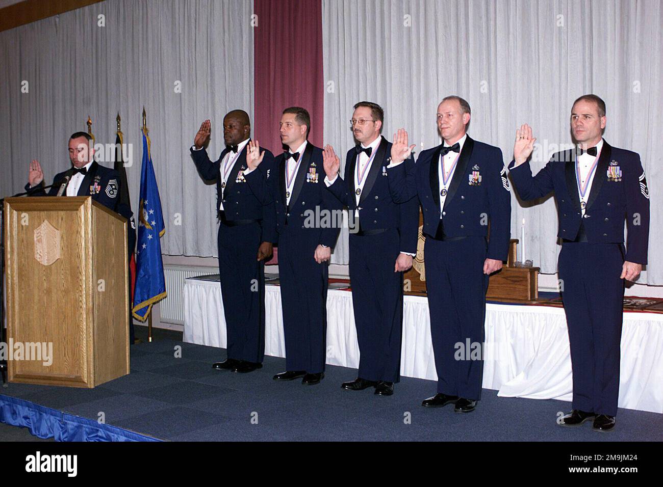 030117-F-7449W-002. [Completo] Texto de la escena: Sargento EN JEFE DE Comando de la Fuerza Aérea de LOS ESTADOS UNIDOS (USAF) Kenneth J. McQuiston (izquierda), Ala de Caza 52nd (FW), Base Aérea de Spangdahlem (AB), Alemania, recita el Credo del JEFE a cinco SARGENTO en JEFE (CMSGT) DE la USAF seleccionados durante la ceremonia de inducción del SARGENTO en JEFE. Los nuevos CMSGTs son de izquierda a derecha: CMSGT(S) Mike Dortch, NATO AWACS, E-3A Component, Training Wing, Geilenkirchen AB, Alemania, CMSGT(S) Todd W. Barnes, 52nd Escuadrón de Ingenieros Civiles (CES), Spangdahlem AB, Alemania, CMSGT(S) Roger A. Schwenneker, 52nd Mantenimiento de aeronaves Foto de stock