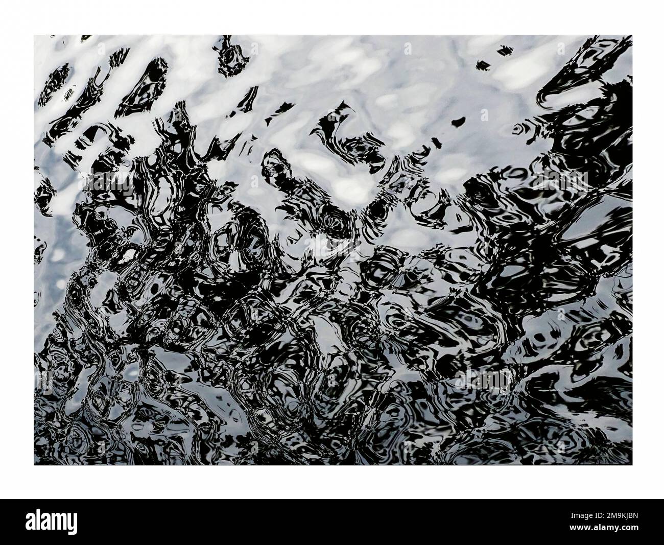 Fotografía abstracta de ondas y reflejos en el agua Foto de stock