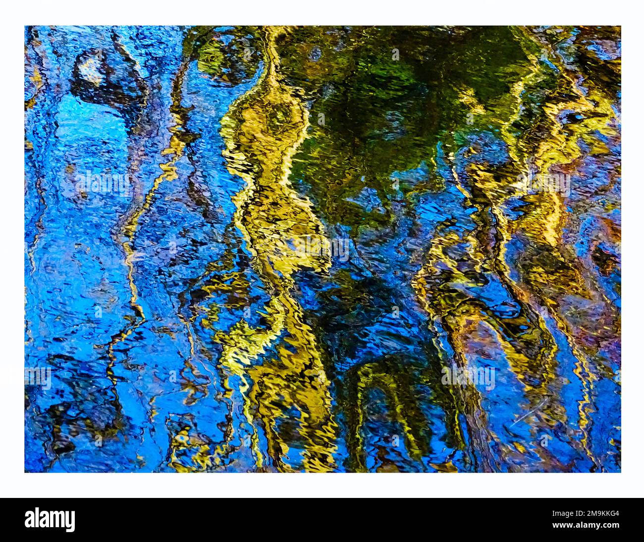 Fotografía abstracta de ondas y reflejos en el agua Foto de stock
