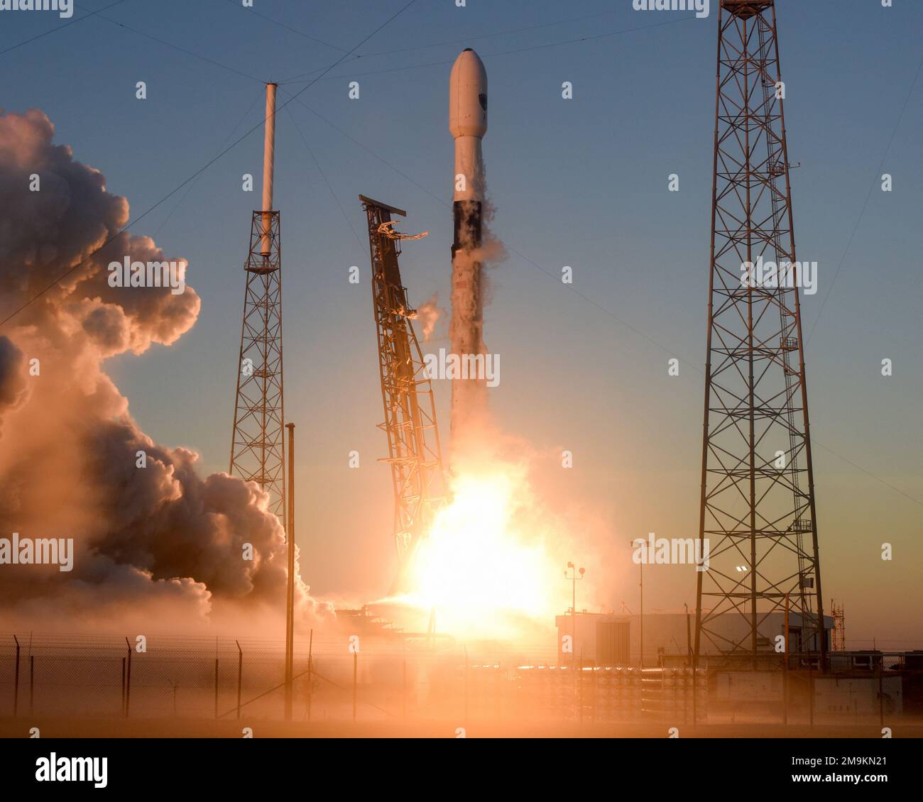 Cabo Cañaveral, Florida, EE.UU. 18th de enero de 2023. Un cohete SpaceX Falcon 9 se lanza a las 7:24 AM desde el Complejo 40A en la Estación de la Fuerza Espacial Cabo Cañaveral, Florida el miércoles 18 de enero de 2023. El vehículo está impulsando un satélite Lockheed Martin GPS3 Global Navigation para la Fuerza Espacial de los Estados Unidos. Foto por Joe Marino/UPI Crédito: UPI/Alamy Live News Foto de stock