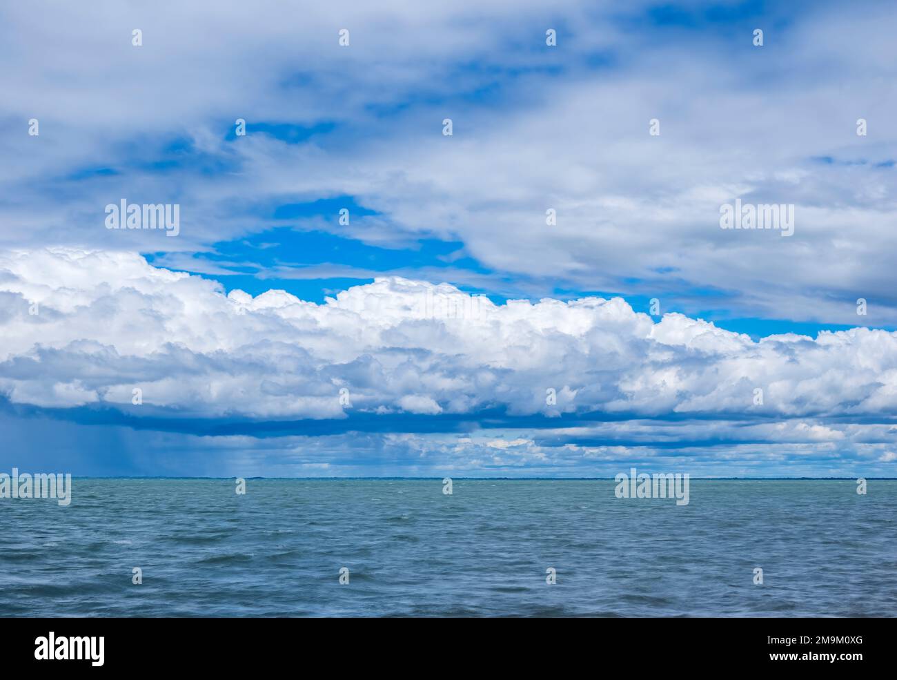 Nubes sobre el mar en Tampa Bay, Florida, EE.UU Foto de stock